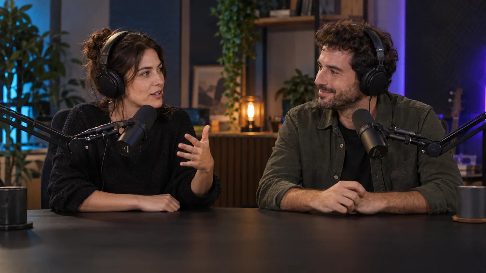 Dos creadores grabando un podcast con micrófono y auriculares