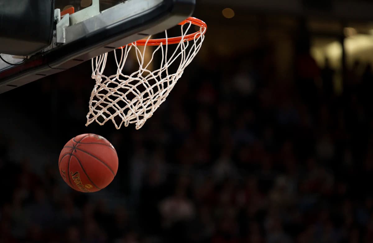 Balón entrando en una canasta de baloncesto