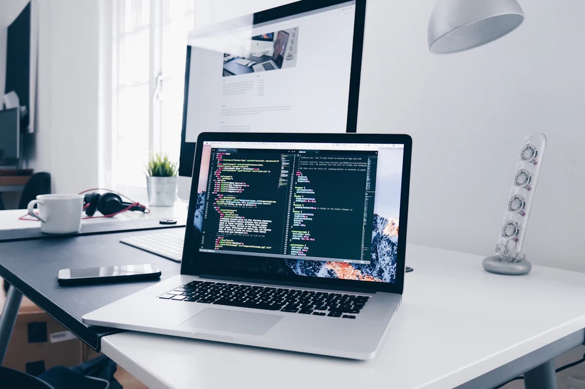Ordenador portátil en un espacio de trabajo de programación