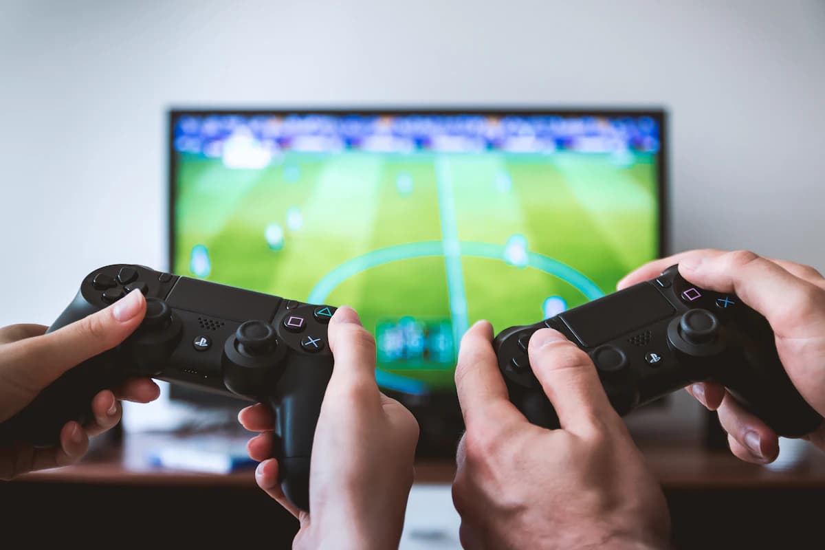 Dos personas compartiendo una partida de videojuegos